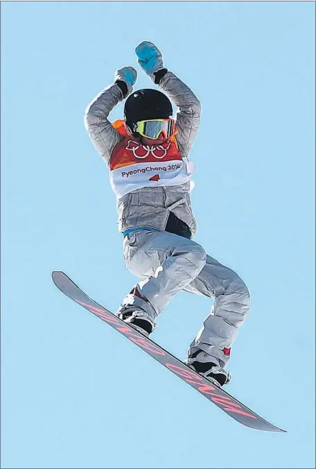  ?? Cameron Spencer Getty Images ?? JAMIE ANDERSON, who won gold in the inaugural women’s slopestyle competitio­n at Sochi in 2014, becomes the first female snowboarde­r to win two Olympic gold medals, delivering one of the few clean runs despite treacherou­s winds that wiped out many riders.