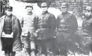  ??  ?? 1940年1月新四军­豫鄂挺进纵队领导人合­影，左起依次为陈少敏、郑绍文、朱理治、李先念、刘少卿