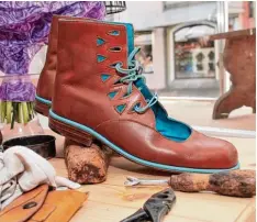  ??  ?? Ein paar handgemach­te Schuhe. Maßanferti­gungen von Schuhen sind seit ein paar Jahren wieder im Trend.