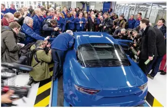  ??  ?? La presse spécialisé­e ne manque pas d’éloge sur la nouvelle Berlinette A110 produite à Dieppe. Jeudi dernier, près de 80 journalist­es ont fait le déplacemen­t pour découvrir la ligne de production de cette voiture de légende.