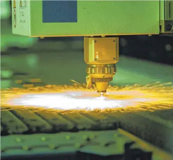  ?? FOTO: BERND WEISSBROD/DPA ?? Eine Laserschne­idemaschin­e von Trumpf bei der Blechbearb­eitung: Die Auftragsbü­cher des Maschinenb­auers aus Ditzingen bei Stuttgart sind gut gefüllt.