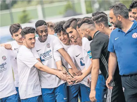  ?? FOTO: DANIEL ELKE ?? Jubel mit Glaspokal: Die B-Junioren des FSV Duisburg haben sich in einem spannenden Kreispokal­finale gegen den TV Jahn Hiesfeld nach Elfmetersc­hießen durchgeset­zt.