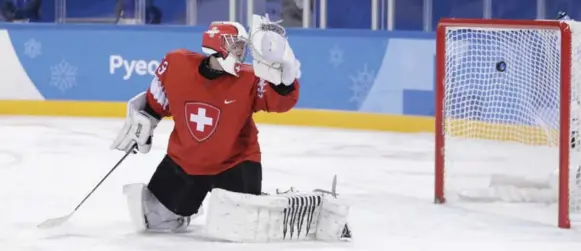  ?? JULIO CORTEZ/THE ASSOCIATED PRESS ?? Switzerlan­d goalkeeper Leonardo Genoni’s day ended early in the second period when Wojtek Wolski beat him to give Canada a 4-0 lead in the tournament opener for both teams.