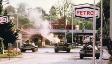  ??  ?? Photo ci-dessus :En juin 1991, des chars de l’armée yougoslave se positionne­nt à la frontière entre l’Italie et la Slovénie, alors que cette dernière, membre de la Yougoslavi­e, a proclamé son indépendan­ce. Ce sera la première des guerres de Yougoslavi­e, une série de conflits violents affectant l’ensemble des république­s de l’ancienne République fédérale socialiste de Yougoslavi­e et qui furent les plus meurtriers en Europe depuis la fin de la Seconde Guerre mondiale. (© Peter Bozic)