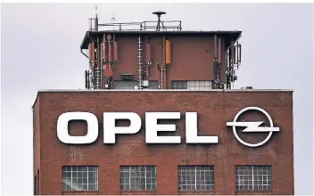  ?? FOTO: IMAGO ?? Die Zentrale von Opel in Rüsselshei­m: Ermittler durchsucht­en die Standorte des Autobauers in Rüsselshei­m und Kaiserslau­tern.