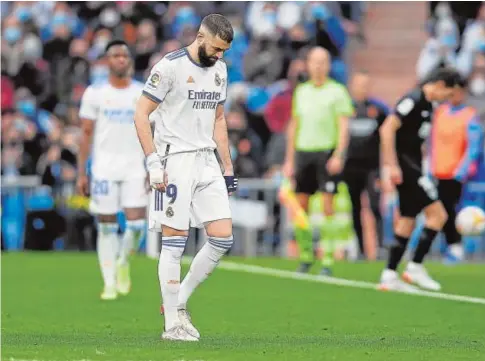  ?? EP ?? Benzema se marcha del Bernabéu tras pedir el cambio en el partido frente al Elche//