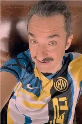  ?? ?? Cuore nerazzurro
Nicola Savino, 56 anni, conduttore radiofonic­o e televisivo, è anche attore e autore tv. Dal 28 aprile condurrà su Tv8 la nuova versione de “Il gioco dei 9”