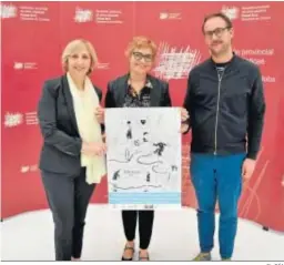  ?? EL DÍA ?? Juana Baena, Marisa Ruz y Pablo Rodríguez, con el cartel de la muestra.