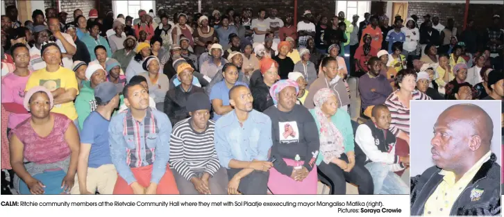  ??  ?? CALM: Ritchie community members at the Rietvale Community Hall where they met with Sol Plaatje exexecutin­g mayor Mangaliso Matika (right). Pictures: Soraya Crowie