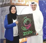  ??  ?? KUWAIT: General Manager of Al-Kharafi Activity Kids Center Aisha Al-Salem honors Zain’s Waleed Al-Khashti.