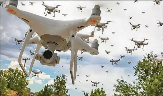  ?? FOTOS: CEDOC ?? ENJAMBRE. Uno de los métodos letales para usar estos dispositiv­os armados. Israel, potencia global en el desarrollo de drones, lo utilizó en su último conflicto con Hamas en Gaza.