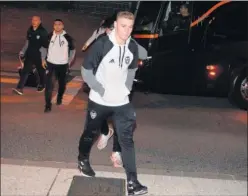  ??  ?? LATO. El futbolista del Valencia, tras bajarse del autobús en Vitoria.