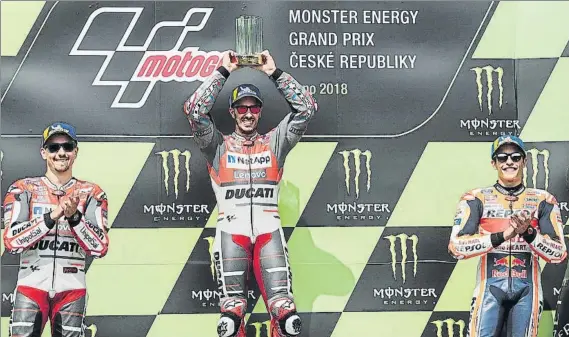  ?? FOTO: EFE ?? Dovizioso y Lorenzo le lanzaron un mensaje a Márquez en Brno Pero el líder del Mundial no entró nunca al trapo y se mantuvo bajo control oensando en el campeonato