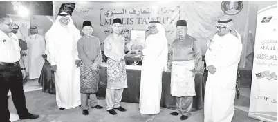  ??  ?? KETUA Rombongan Haji Malaysia Datuk Seri Syed Salleh Abdul Rahman (empat,kanan) bertukar-tukar cenderamat­a bersama Pengerusi Majlis Tertinggi Muassasah Asia Tenggara Muhammad Amin Hassan Andarqiri (tiga, kanan) pada Majlis Ta’aruf antara...