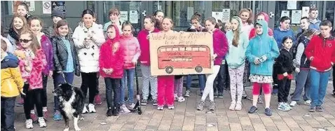  ??  ?? Campaign Parents and kids alike are furious at plans to change free school bus provision