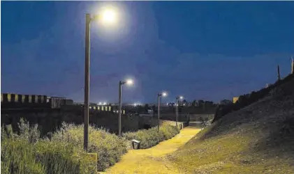  ?? S. GARCÍA ?? Las nuevas farolas solares iluminan la Alcazaba de Badajoz.