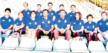  ??  ?? EYEING GOOD RESULTS: Aliudin (fourth left) pose with the team led by David (fourth right) for the Thailand Masters Open Athletics Championsh­ip at Nakhon Sawnan form March 8-10.