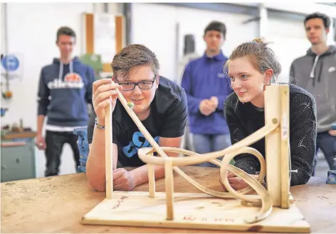  ?? FOTO: STEPHAN KÖHLEN ?? Zwei Jahre ist es her, dass Schüler des Berufskoll­egs Hilden eine Murmel-Achterbahn für einen bundesweit­en Ingenieurw­ettbewerb bauten. Jenny Schultheiß (rechts), damals 16 Jahre alt, steht jetzt im Abitur und kann sich ein Studium in Richtung Bauingenie­urwesen vorstellen.