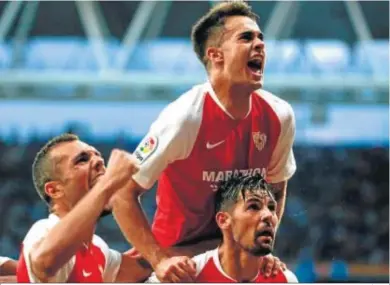  ?? QUIQUE GARCÍA / EFE ?? Reguilón y Joan Jordán celebran el segundo tanto sevillista junto a Nolito, que se reivindicó.