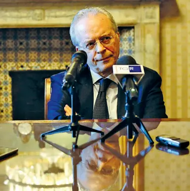  ?? (foto Alberico Fotogramma) ?? Corso MonforteIl nuovo prefetto di Milano, Renato Saccone, 62 anni, nel giorno del suo insediamen­to ufficiale nel palazzo della Prefettura in corso Monforte/