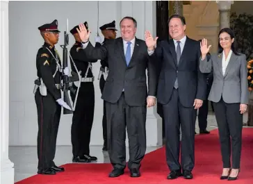  ??  ?? Photo ci-dessus :
Le 18 octobre 2018, le secrétaire d’État américain est reçu au Panama par le président Varela et la viceprésid­ente Isabel Saint-Malo. Craignant que le pays ne devienne une tête de pont de l’influence économique chinoise dans la région, Mike Pompeo a déclaré qu’il avait mis en en garde les Panaméens contre « l’activité économique prédatrice » de la Chine. (© State Department)