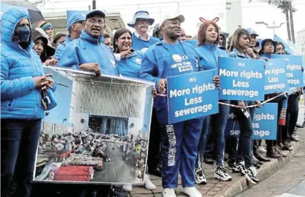  ?? /NQUBEKO MBHELE ?? The DA held a protest in Durban to force the SA Human Rights Commission to act against inhumane living conditions for flood victims and the sewage crisis in KwaZulu-Natal.