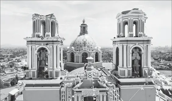  ??  ?? Las cúpulas de las torres de la Iglesia de Los Remedios, ubicada sobre la Gran Pirámide de Cholula, Puebla, se derrumbaro­n debido al sismo que sacudió el centro y sureste del país el 19 de septiembre pasado ■ Foto José Castañares / La Jornada de Oriente