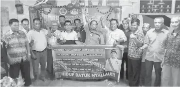  ??  ?? Some of the Lubok Antu community leaders seen with Nyallau (seventh right), holding a banner to voice their support for Nyallau during the event held at Panggang on Saturday.