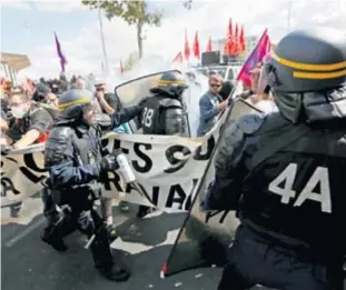  ?? REUTERS ?? Prosvjedni­ci su se u Lyonu sukobili s policijom