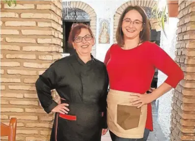  ??  ?? Equipo. Marta Valero (dcha.), junto a la cocinera, habla de ambiente familiar en el mesón