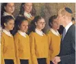  ?? FOTO: AP ?? William mit einem Mädchencho­r in der Halle von Yad Vashem.