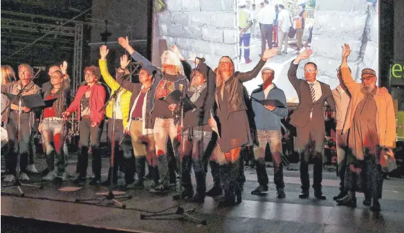  ?? FOTOS: THOMAS SIEDLER ?? Der Auftritt des Chors Musika and Friends ging am Samstagabe­nd auf dem Sparkassen­platz ans Herz. Der Erlös der Aktion kommt der Stadt Vilankulo in Mosambik zugute.