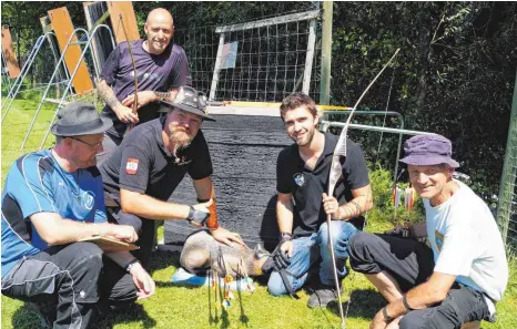  ?? FOTO: KARL GÄLLE ?? Es gilt genau hinzuschau­en, um die besten Treffer und so die Sieger zu ermitteln. Da der Bogensport sich aus der Jagd entwickelt hat, wird auch heute noch auf Tierattrap­pen geschossen.