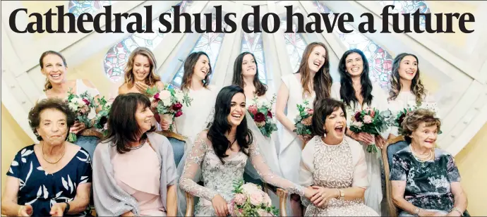  ?? PHOTO: JOHN BENAVENTE ?? Wedding group beneath the Rose Window at the Great Synagogue in Sydney