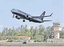  ?? MANUEL ARANDA ?? Un avión despega del aeropuerto de Jerez.