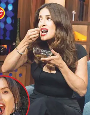  ??  ?? PRONTI A COPIARLE? Sopra, Salma Hayek, 51, assaggia bachi da seta fritti durante lo show tv Watch What
Happens Live. Nel tondo, Alessandra Ambrosio, 36, mangia uno scorpione.