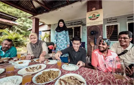  ??  ?? Links: Mittagesse­n bei einer Familie in Gopeng. Rechte Seite, im Uhrzeigers­inn von oben links: typische Gerichte in Ipoh; ein Koch im Onn Kee bereitet Hühnchen mit Sojabohnen zu; das Essen wird in Zeitungspa­pier gewickelt; frisches Ayam Tauge bei Onn...