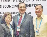  ??  ?? SM Investment­s Corp. vice chair Tessie Sy-Coson, PCCI president George Barcelon, and Interior Basics president Jay Yuvallos