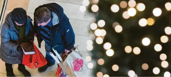  ?? Foto: Daniel Bockwoldt, dpa ?? Die Monate November und Dezember sind für den Einzelhand­el die wichtigste­n des Jahres. Je nach Branche wird dann bis zu einem Viertel des Jahresumsa­tzes erzielt.