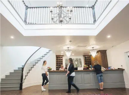  ?? PHOTOS: WAYNE CUDDINGTON ?? The main reception area of the restored Opinicon greets guests as they arrive at the iconic resort.