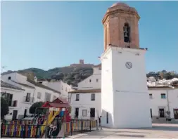  ??  ?? Auf der Plaza de la Constituci­ón steht der Glockentur­m der ehemaligen Kirche Santa María de la Coronada.