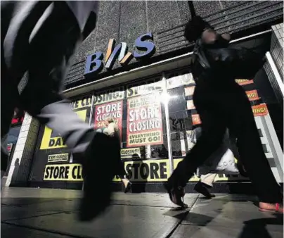  ??  ?? CLOSING DOWN SALE: Bargain hunters emerge from BHS as the last of its 150 shops closed its doors