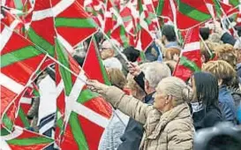  ?? (AP) ?? Lucha. La “ikurriña”, bandera vasca, símbolo de planteos ante Madrid.