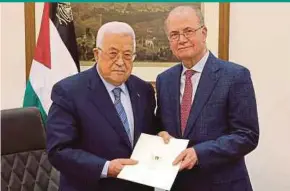  ?? AFP PIC / PALESTINIA­N AUTHORITY’S PRESS OFFICE ?? Palestinia­n President Mahmoud Abbas (left) with newly appointed Palestinia­n Prime Minister Mohammad Mustafa in Ramallah on Thursday.
