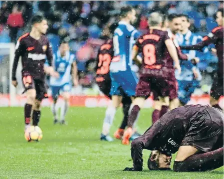  ??  ?? Piqué, adolorit a terra després d’una forta entrada de Gerad Moreno que va derivar en un enfrontame­nt entre els dos equips en un tram final de derbi molt accidentat