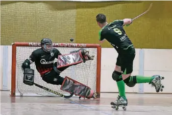  ?? FOTO: UDO GOTTSCHALK ?? Die Großchance zum Ausgleich: Vier Minuten vor Schluss scheiterte Herringens Stefan Gürtler per Penalty an RESG-Kapitän Tobias Wahlen.