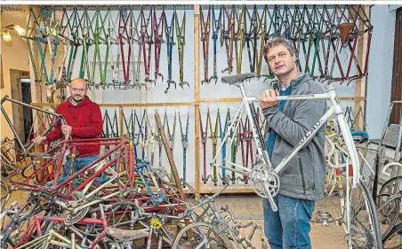  ??  ?? Simon Weber-Unger und Christoph Matschnig basteln 200 Räder zusammen. Irgendwie eine Herzensang­elegenheit, sagen sie
Film.