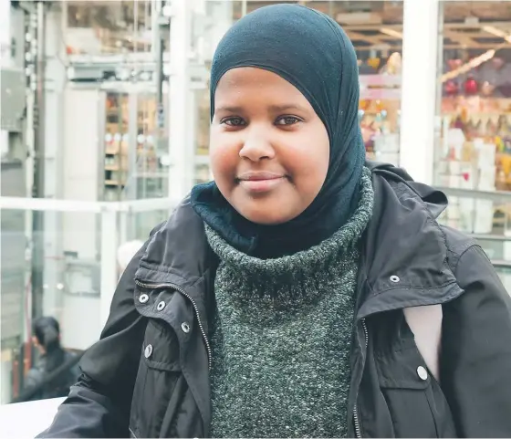  ?? FOTO: MICHAEL FOLMER ?? SOMMARJOBB. Halima är 16 år och går i nionde klass i Kista Internatio­nal School. I år är första gången hon söker ett sommarjobb.