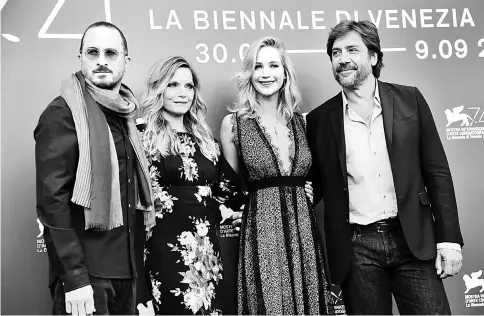  ?? — AFP photo ?? (From left) Director Darren Aronofsky, US actress Michelle Pfeiffer, US actress Jennifer Lawrence and Spanish actor Javier Bardem attend the photocall of the movie ‘Mother’ presented in competitio­n at the 74th Venice Film Festival on Tuesday at Venice...