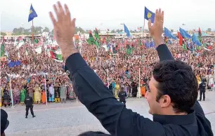  ?? APP ?? Bilawal Bhutto Zardari waves to the crowd as he addresses the public gathering on the occasion of the 37th death anniversar­y of Zulfikar Ali Bhutto at Garhi Khuda Bux. —